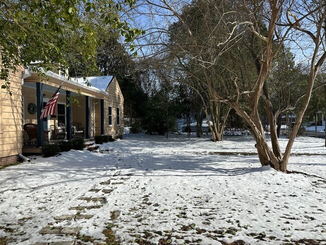 Building Photo - Fully Furnished 3 Bed 2 Bath Home