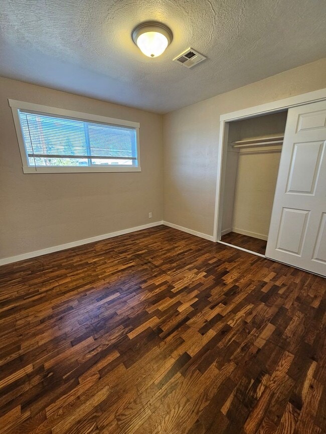 Building Photo - Delightful Home Within Minutes to Everything