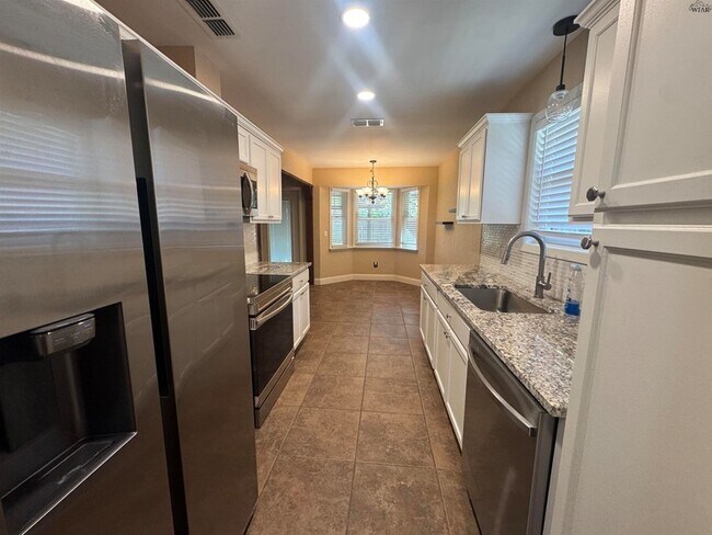 Building Photo - 2113 Selma Dr