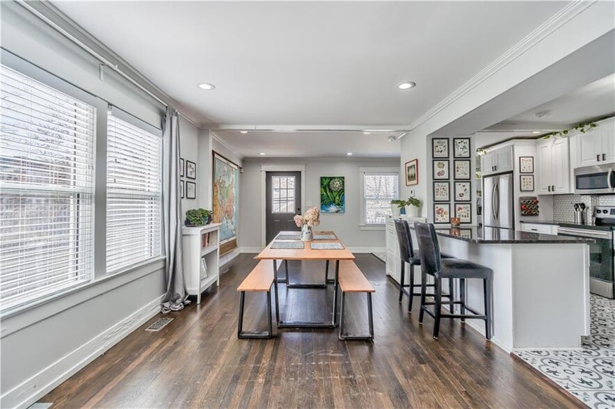 interior- 1st floor (open-concept dining room) - 4244 Holmes St