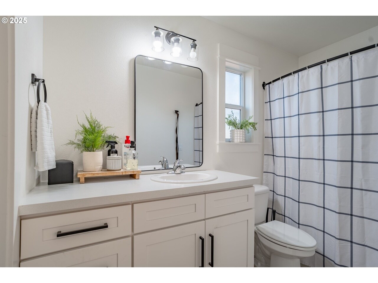 Master bath - 2013 NE North Fork Ave
