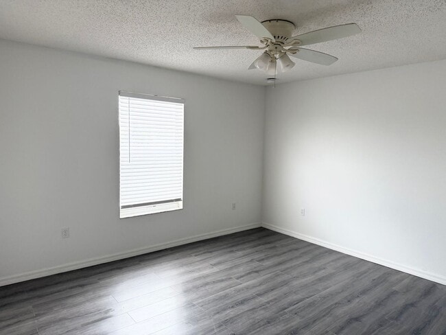 Building Photo - Large 2-Story 4 Bedroom 2.5 Bathroom House w/ Fenced in Yard - For Rent
