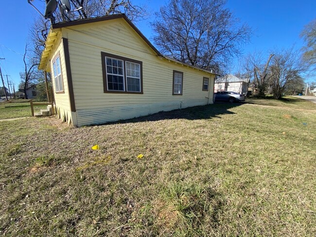 Building Photo - 1307 E Travis St