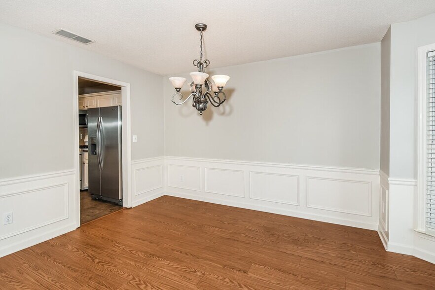 Building Photo - 135 Wallnut Hall Cir