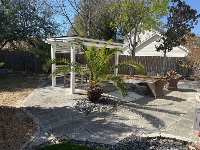 Building Photo - Stunning Updated 3 Bedroom in Fort Walton Beach!