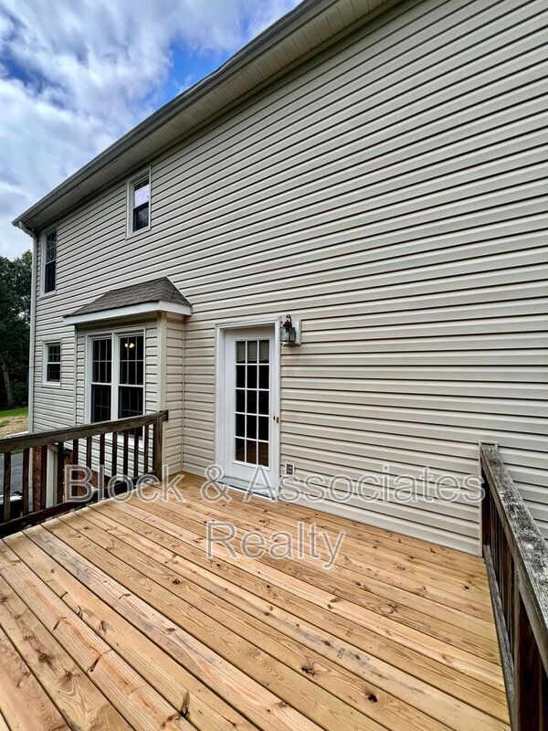 Building Photo - 1613 Round Hill Cir