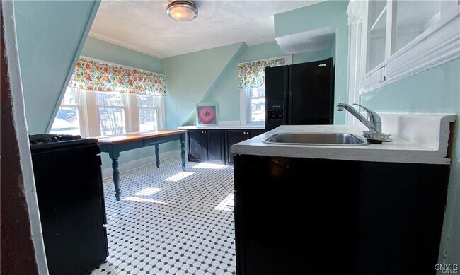 Building Photo - 400 Roberts Ave