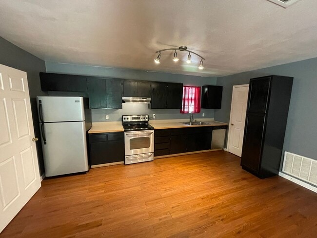 Building Photo - Cute 2006 Home!