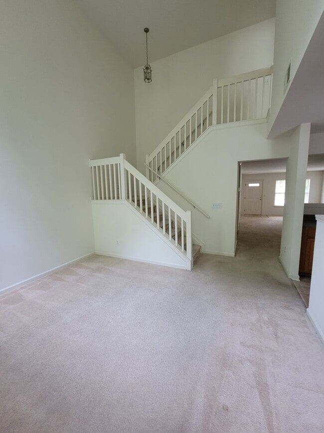 Building Photo - 3 BR townhome in Jamestown!