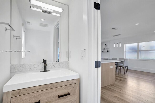 Building Photo - 1194 Hillsboro Mile Unit 1