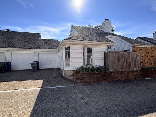 Building Photo - 18024 Whispering Gables Ln