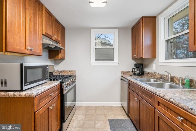 Building Photo - 9402 Blackstone Rd