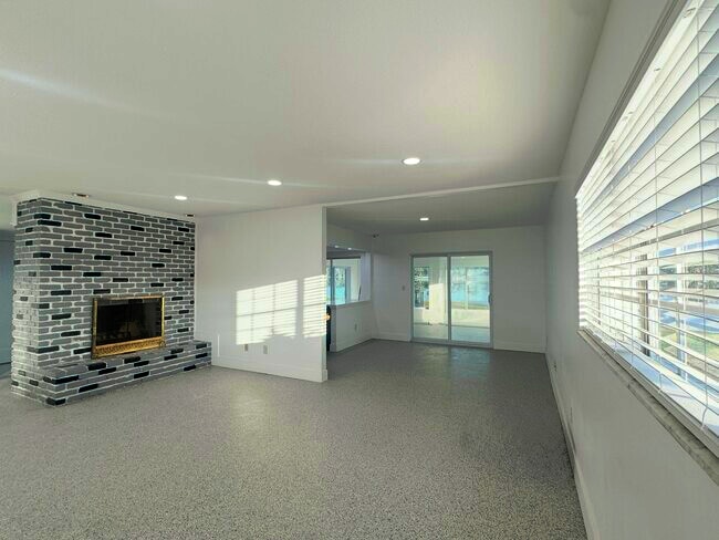 Building Photo - 13815 Good Life Rd