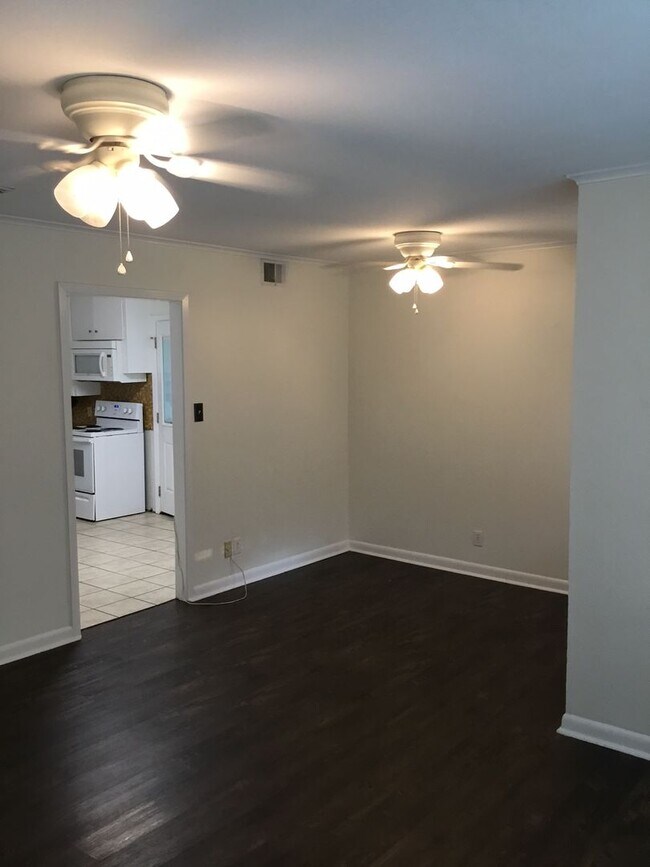 Building Photo - *3/2*SOUTHERN HILLS/SOUTHWOOD*FRESH PAINT*