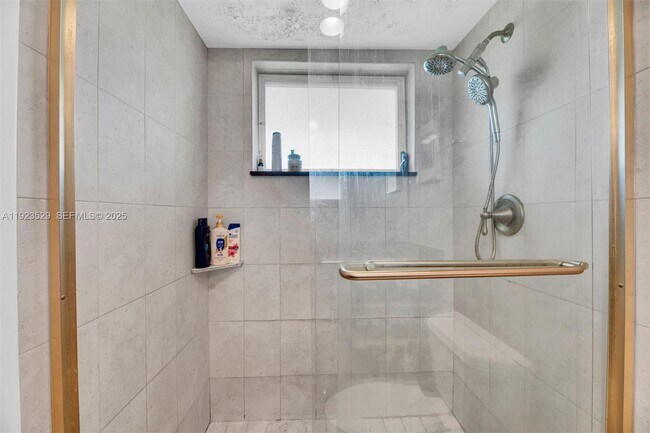 Building Photo - 1900 NE 8th Ct