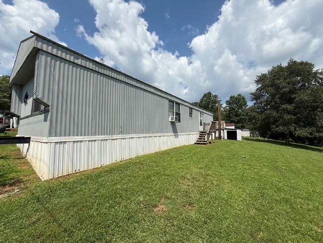 Building Photo - 2 Bedroom / 2 Bathroom Mobile Home in high...