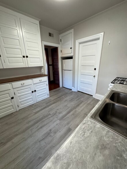 Primary Photo - 3 E Chestnut St