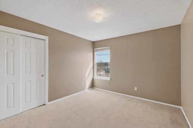 Building Photo - West Side 2/story 3 Bedroom 2.5 Bath 1605/sf 2/CG