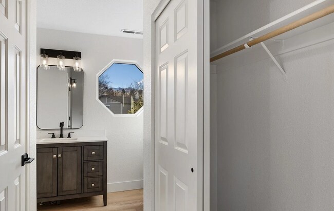 Building Photo - 3 Bed/2.5 Bath House w/ Yard Close to UNR