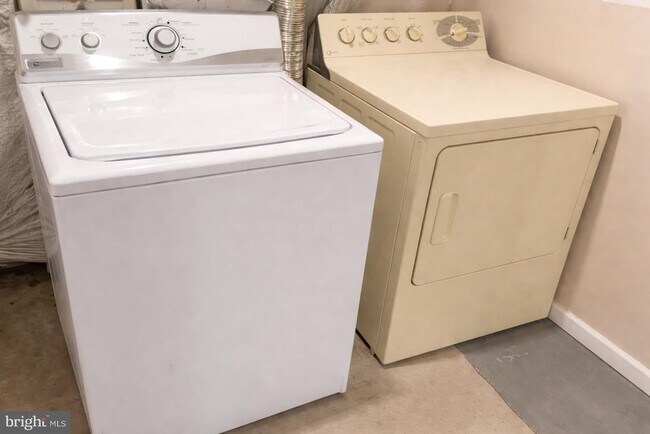 Building Photo - 44032 Aberdeen Terrace