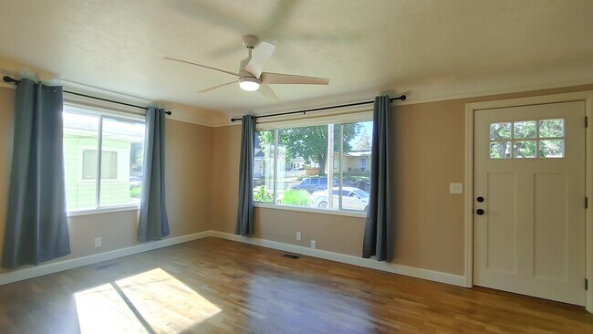 Building Photo - Darling Updated Cottage with New Kitchen a...