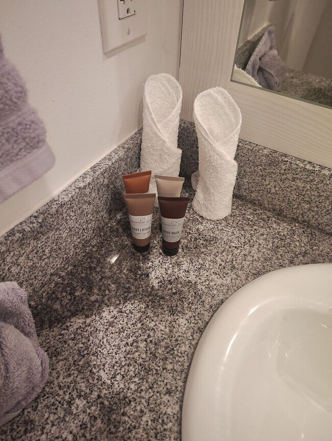 Building Photo - 205 Tiliwa Ct