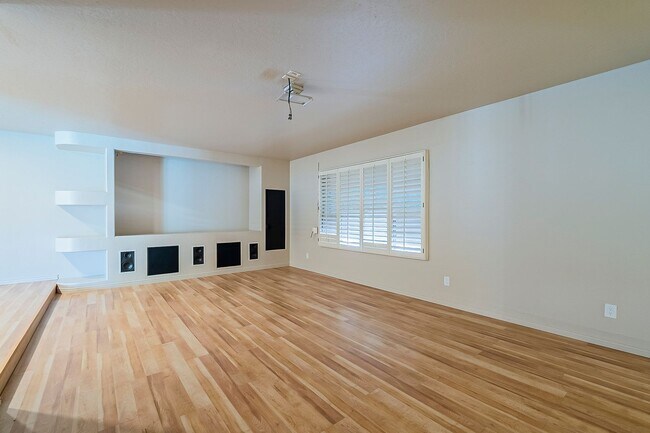 Building Photo - Move in Ready! 3 Bedrooms, 3 Bathrooms & P...