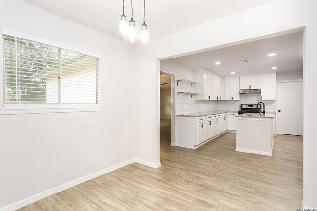 Building Photo - 7118 Castleridge Dr