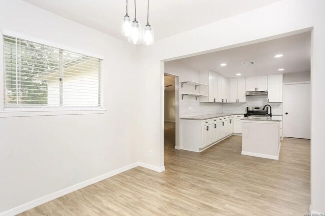 Building Photo - Single Story Home Near Tom Slick Park