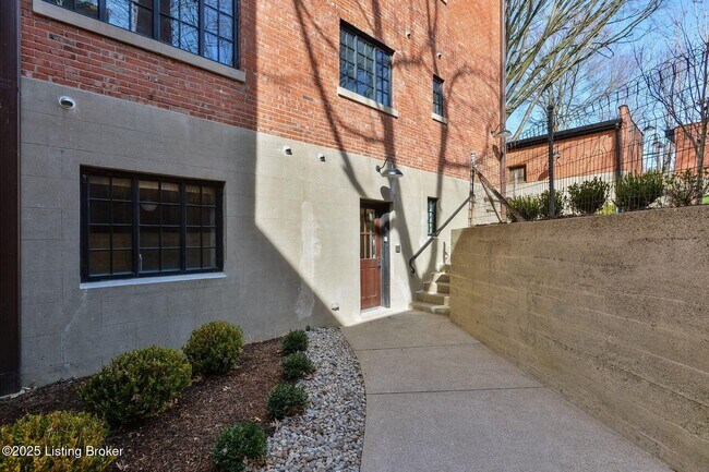 Building Photo - 1411 Willow Ave
