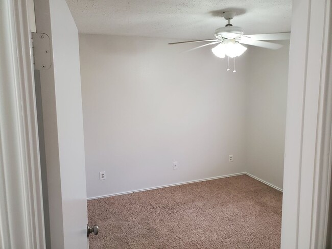 Building Photo - AVAILABLE NOW!!! Cozy 2 bedroom, 2 bath ha...