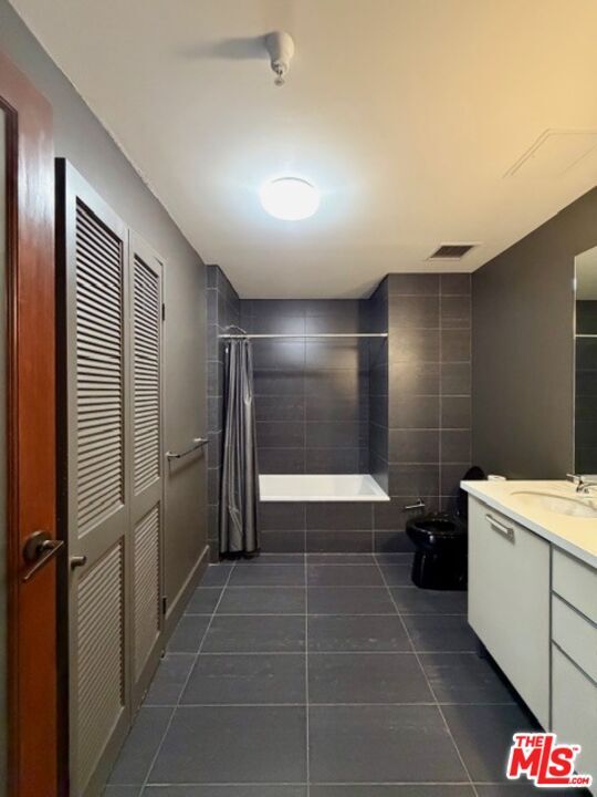 Building Photo - 460 S Spring St