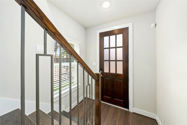 Building Photo - 420 W 28th St