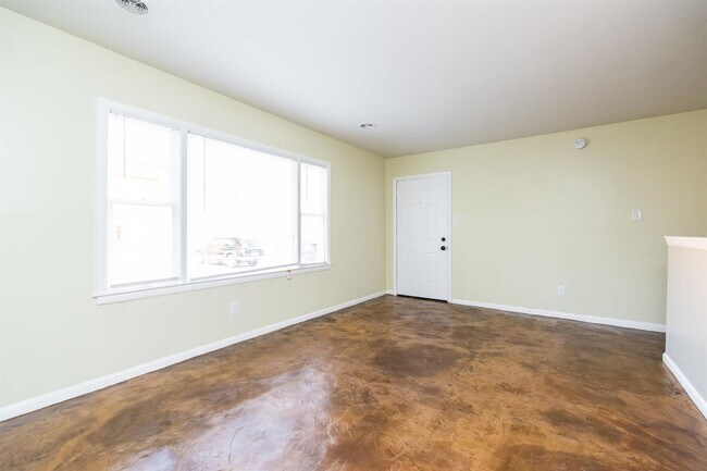 Building Photo - 1601 Alexandria Dr