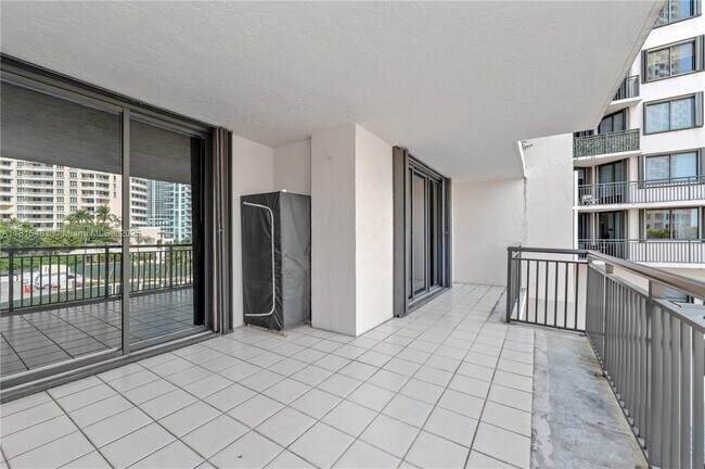 Building Photo - 540 Brickell Key Dr