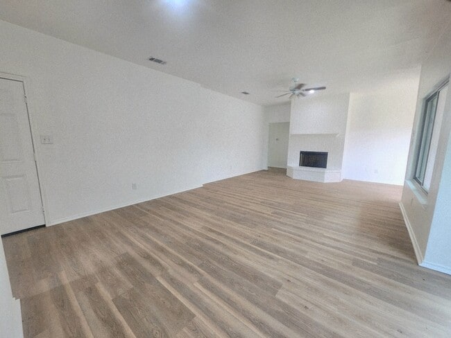 Building Photo - 3/2/2 Fresh Remodel