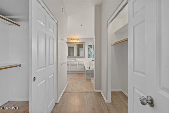 Building Photo - 9416 E Sutton Dr