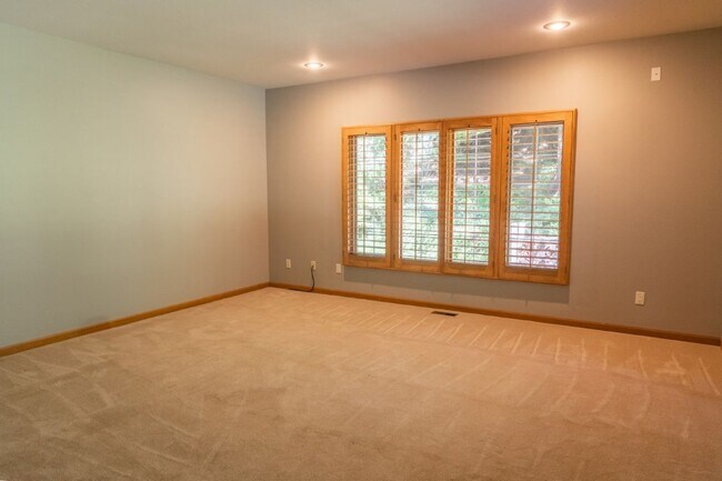 Building Photo - 4bd/3.75ba Woodinville Home