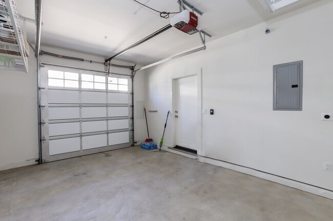 Building Photo - 2 Bed / 2.5 Bath Luxurious townhome near d...