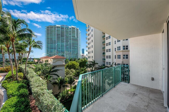 Building Photo - 19900 E Country Club Dr