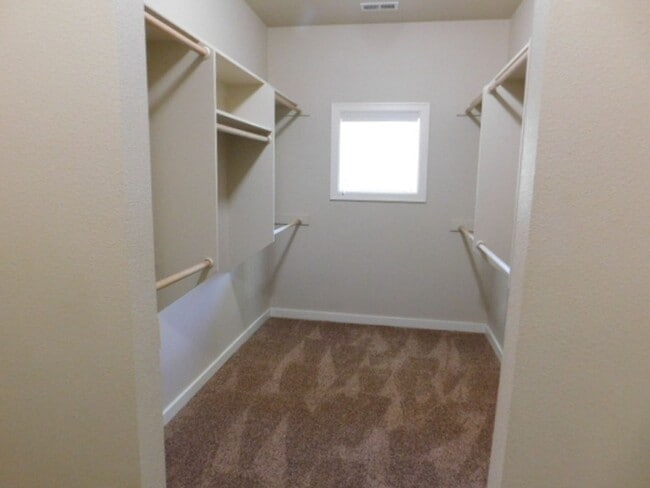 Building Photo - 3Bd/2.5Ba Two Story Townhouse - Available ...