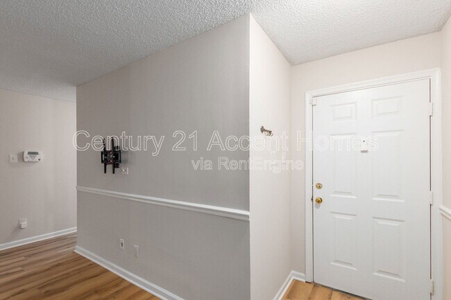 Building Photo - 12113 Greenway Ct