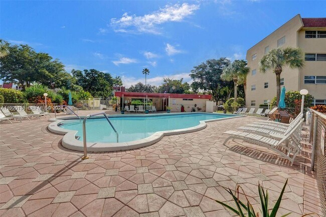 Building Photo - 1030 Country Club Dr