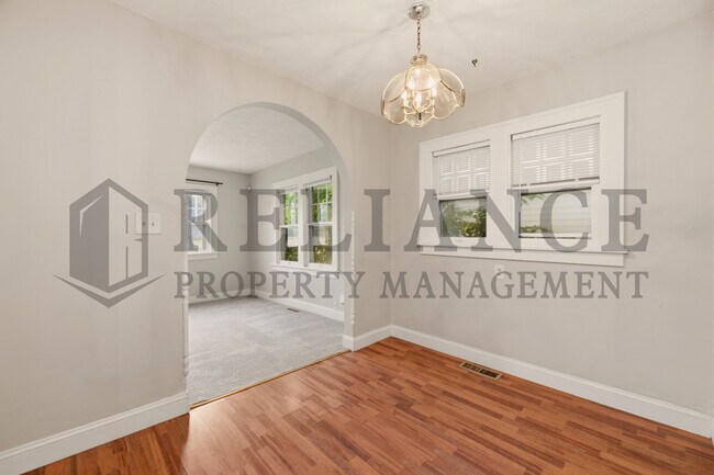 Building Photo - 703 S Grove Dr
