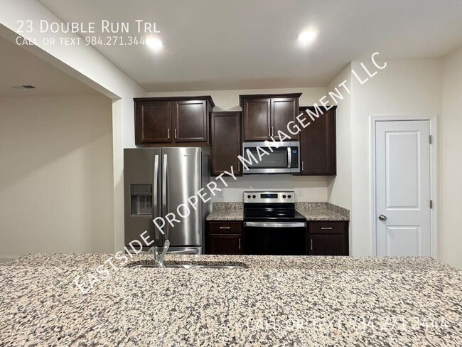 Building Photo - Come see this lovely townhome in a desirab...