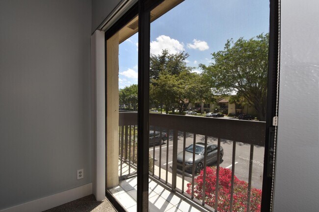 Building Photo - 5087 Oakhill Ln