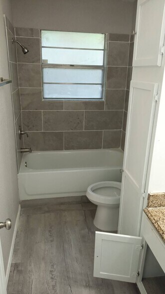 Building Photo - 4408 S Cypress Ave