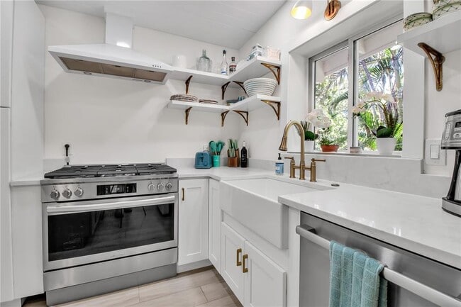 Building Photo - 6979 Longboat Dr S