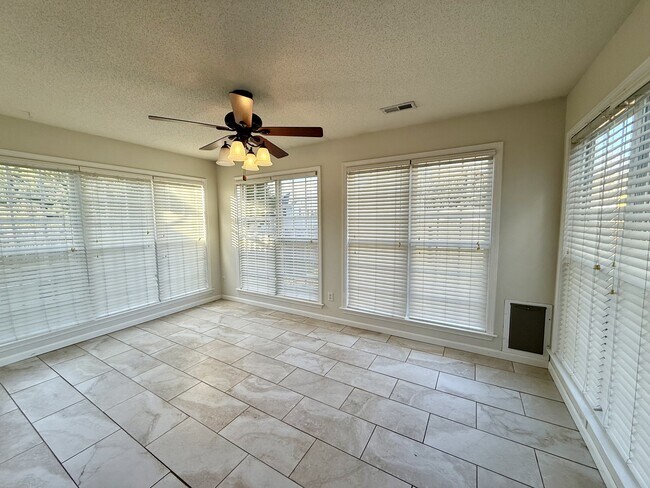 Building Photo - 254 Meadow Pathway Dr