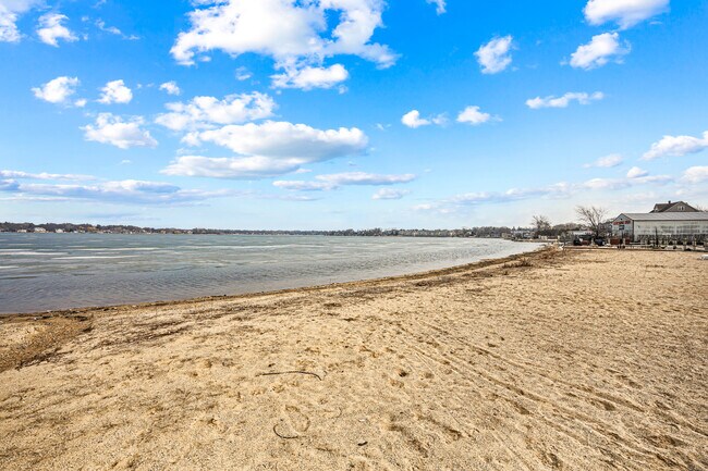 Building Photo - 155 E Mill St